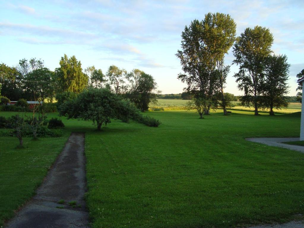 Christinas Gästgifveri B&B Ervalla Exterior foto